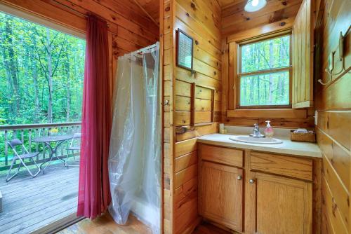 Blue Rose Cabins - Lovebirds Cabin in Logan, USA