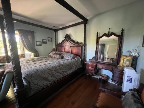 Universal Studios-Hollywood Hills guest suite with King bed in Los Angeles, USA