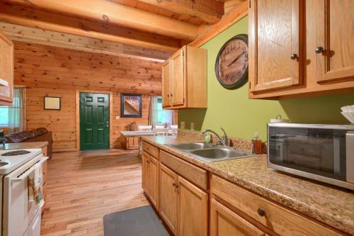кухня, Blue Rose Cabins - Oleander Cabin in Blackjack