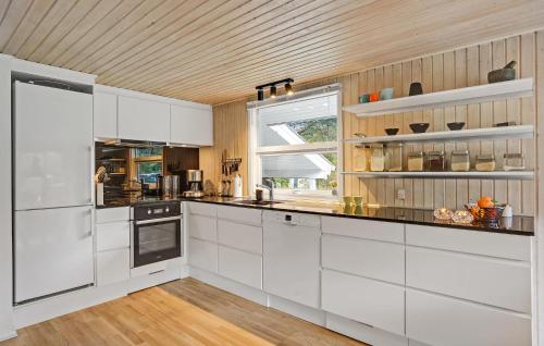 Cocina, 3 Bedroom Awesome Home In Glesborg in Glesborg