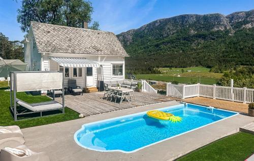 . 3 Bedroom Stunning Home In Vikebygd