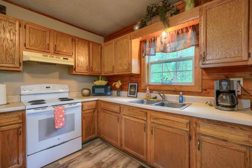 Blue Rose Cabins - Rosebud Cabin - image 5