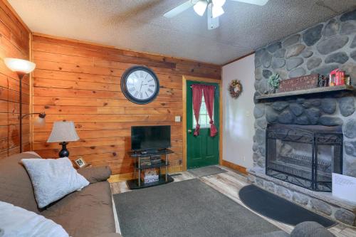 Blue Rose Cabins - Rosebud Cabin - image 4