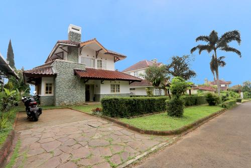 Villa ChavaMinerva Aries Ciater with Private Pool