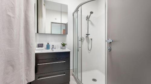 Deerwood Residence-BBQ-Lake Access-Free Parking - image 14