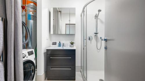 Deerwood Residence-BBQ-Lake Access-Free Parking - image 7