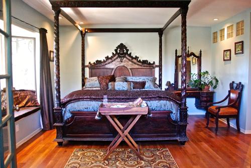 Universal Studios-Hollywood Hills guest suite with King bed in Los Angeles, USA