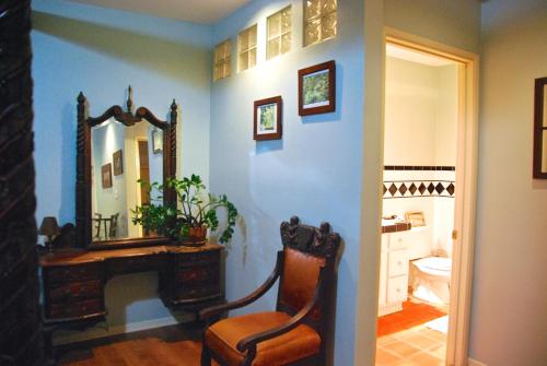 Universal Studios-Hollywood Hills guest suite with King bed in Los Angeles, USA