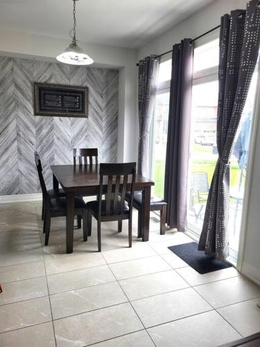 Spacious 4 Bedroom House in Angus in Essa (ON)