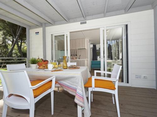 Балкон, Chalet in Baia Domizia with Private Beach in Cellole