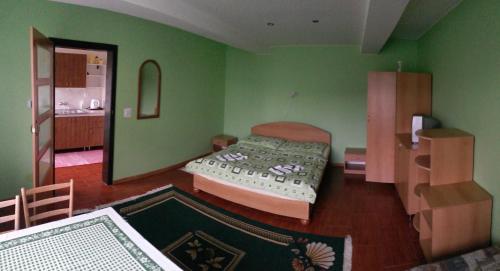 1 queen bed, 1 sofa bed