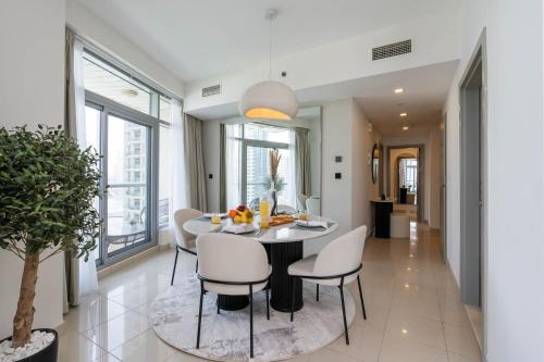 Elegant Spacious Great Location Marina View - image 5