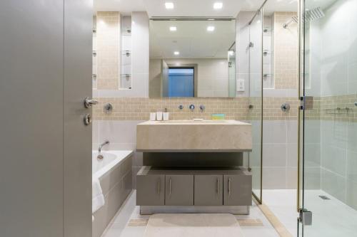 Elegant Spacious Great Location Marina View - image 13