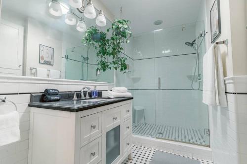 Cozy 3 Bedroom Hollywood Home- Quick Walk To All Tourist Spots!