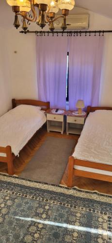 2 twin beds