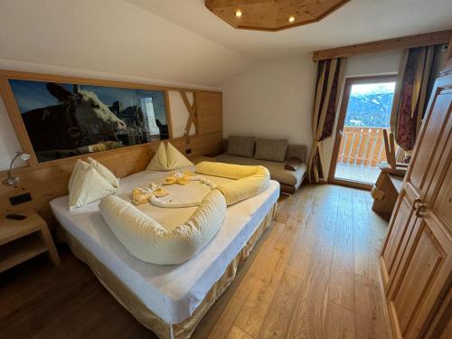 1 king bed, 1 sofa bed