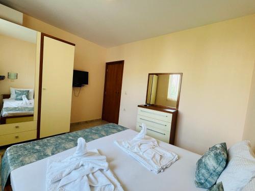 One-Bedroom Apartment image 5