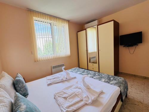 One-Bedroom Apartment image 4