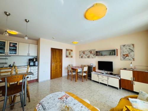 One-Bedroom Apartment image 2