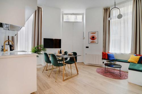 Charming apartment 2BR- 4P - Rochechouart, Paryż
