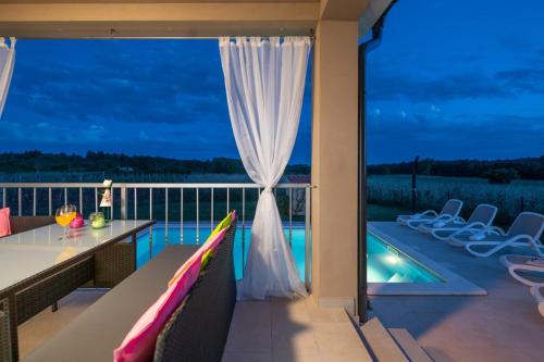 Balkons/terase, Family holiday house with private pool and playground in Grandici