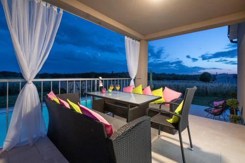 Balkons/terase, Family holiday house with private pool and playground in Grandici