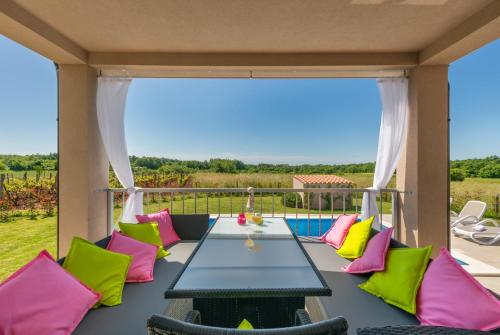 Family holiday house with private pool and playground in Grandici