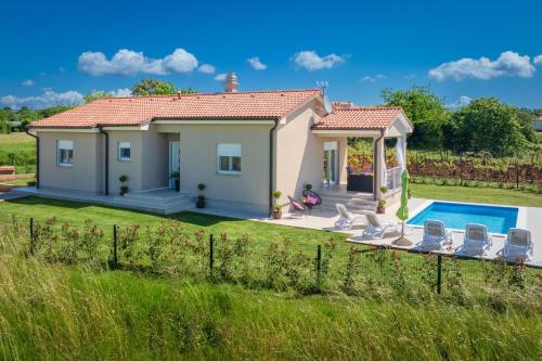 Family holiday house with private pool and playground in Grandici