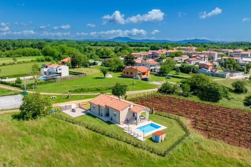 Family holiday house with private pool and playground in Grandici