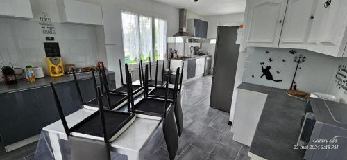 Pavillon avec jardin clos au bord de l'Yonne gîte à louer Crain