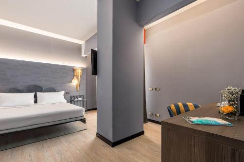 1 king bed, 1 sofa bed
