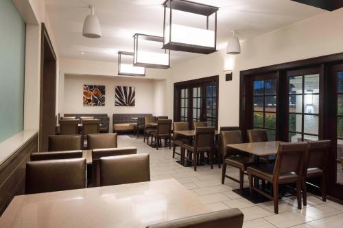 Embassy Suites by Hilton Palm Desert - image 9