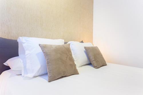 Four-Bedroom Apartment with Terrace image 10