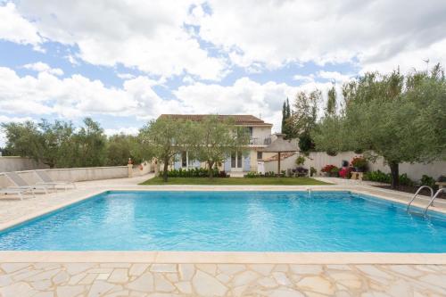 Le Beaucaire 6P - Appt avec piscine partagée - Location saisonnière - Beaucaire