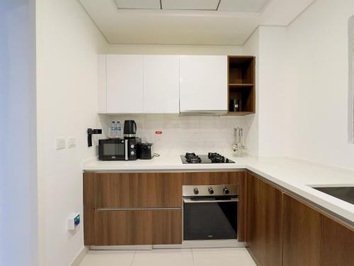 Cozy City-Close 1BR in Al Meydan-209 - image 3