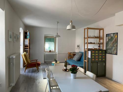 Casi di Lisi, la luce sulla piazza e sulle montagne