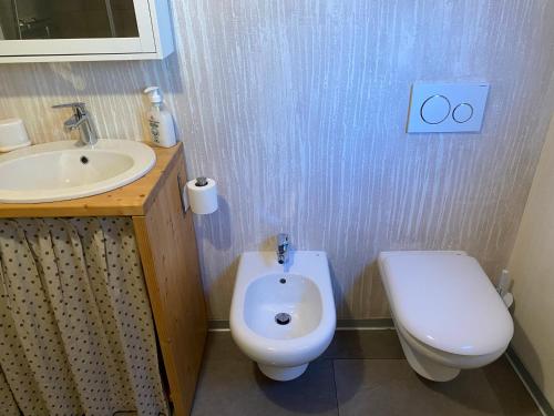 Casi di Lisi, la luce sulla piazza e sulle montagne