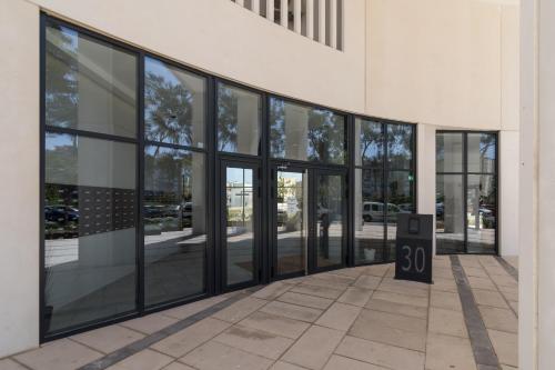 Deluxe Two-Bedroom Apartment with Garden View image 3