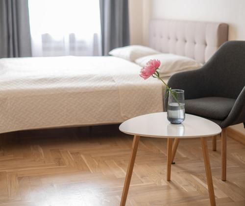 One-Bedroom Apartment with Garden View image 9