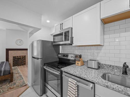 Shadyside, Central !4 Stylish and Central Studio With Free Parking in Pittsburgh, USA