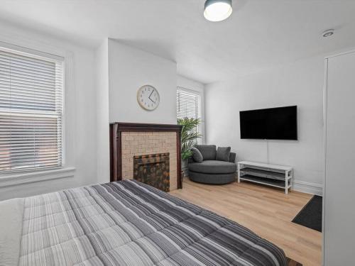 Shadyside, Central !4 Stylish and Central Studio With Free Parking in Pittsburgh, USA