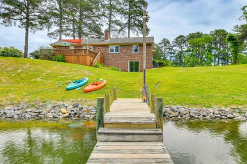 Riverfront Virginia Home - Dock, Fire Pit and Kayaks in Weems, USA