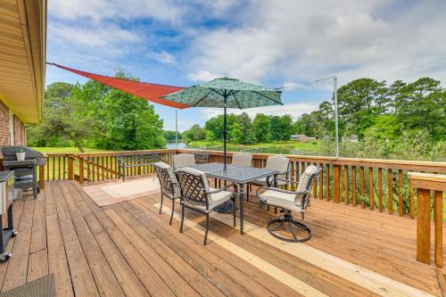 Riverfront Virginia Home - Dock, Fire Pit and Kayaks in Weems, USA