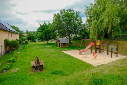 สนามเด็กเล่น, Ferienhof Näcke mit Flechtwerkstatt (Ferienhof Nacke mit Flechtwerkstatt) in คลิงเกนแบร์ก