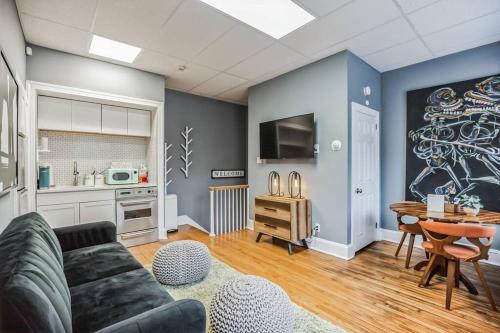 Stay in Historical Unit! Fabulous Corner with views of Old City!, Filadelfie (fotografie 10)