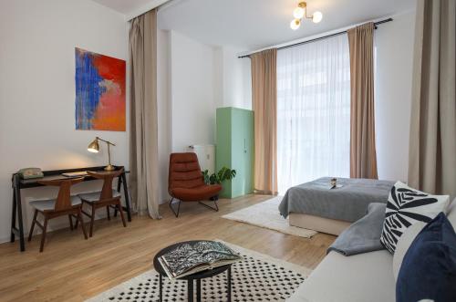 oompH Berlin 3BR Apt with Light Tones and Artwork, Berlino