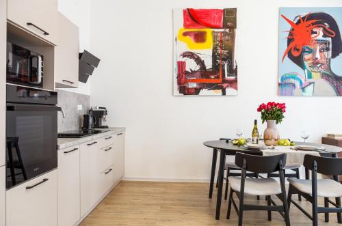 oompH Berlin 3BR Apt with Light Tones and Artwork, Berlino (foto 10)