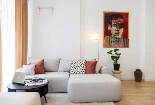 oompH Berlin 3BR Apt with Light Tones and Artwork, Berlino (foto 9)