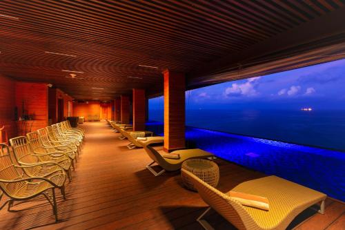 Bể bơi, Araliya Beach Resort & Spa Unawatuna- Where you meet the sea all year in Galle