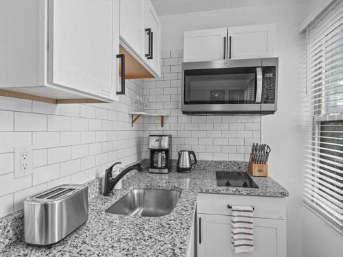 Shadyside, Central !5 Stylish and Bright Studio With Free Parking in Pittsburgh, USA